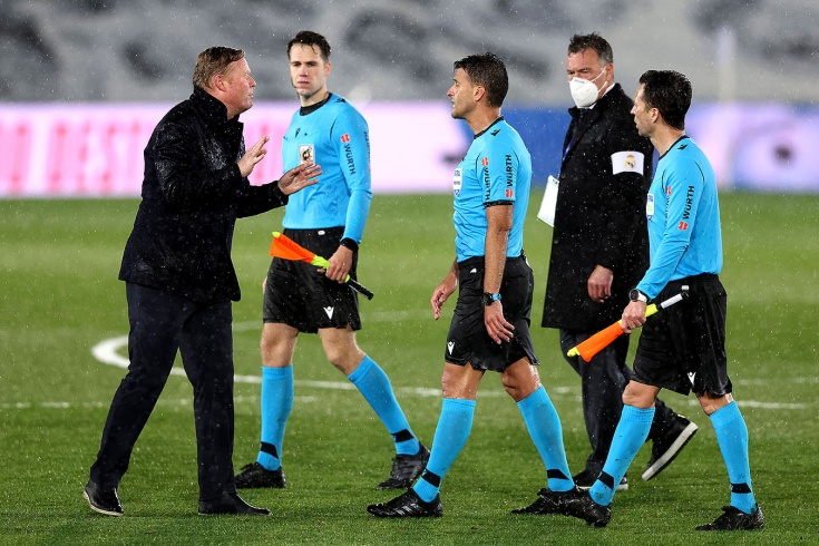 Рональд Куман и арбитры матча Реал Мадрид - Барселона