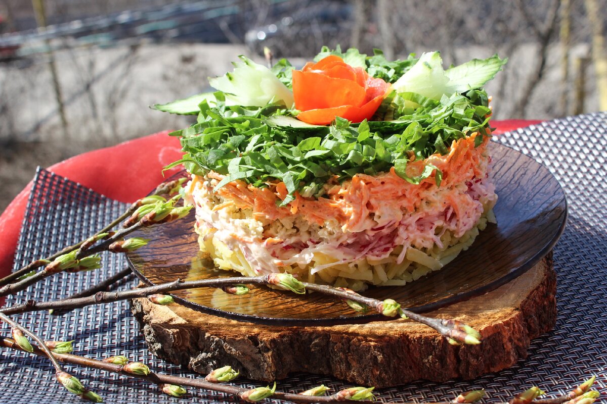 Салат витаминный с редькой и редисом