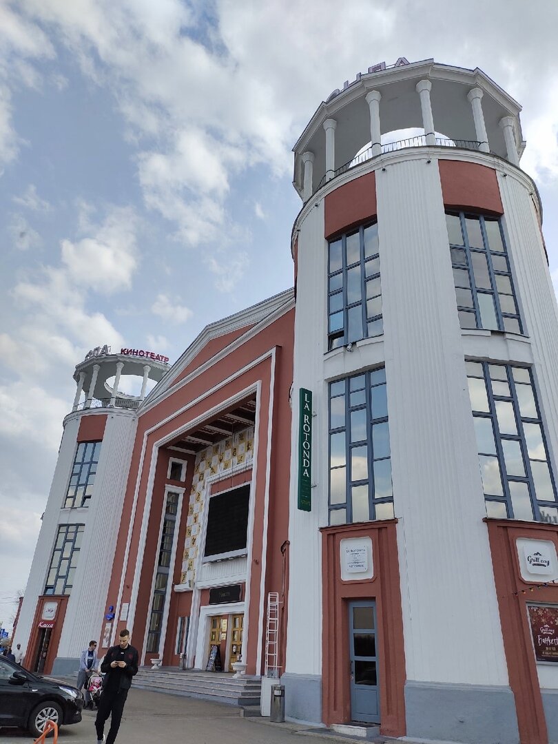 Удачная фотография кинотеатра "Звезда", здесь хорошо прослеживается форма бинокля.