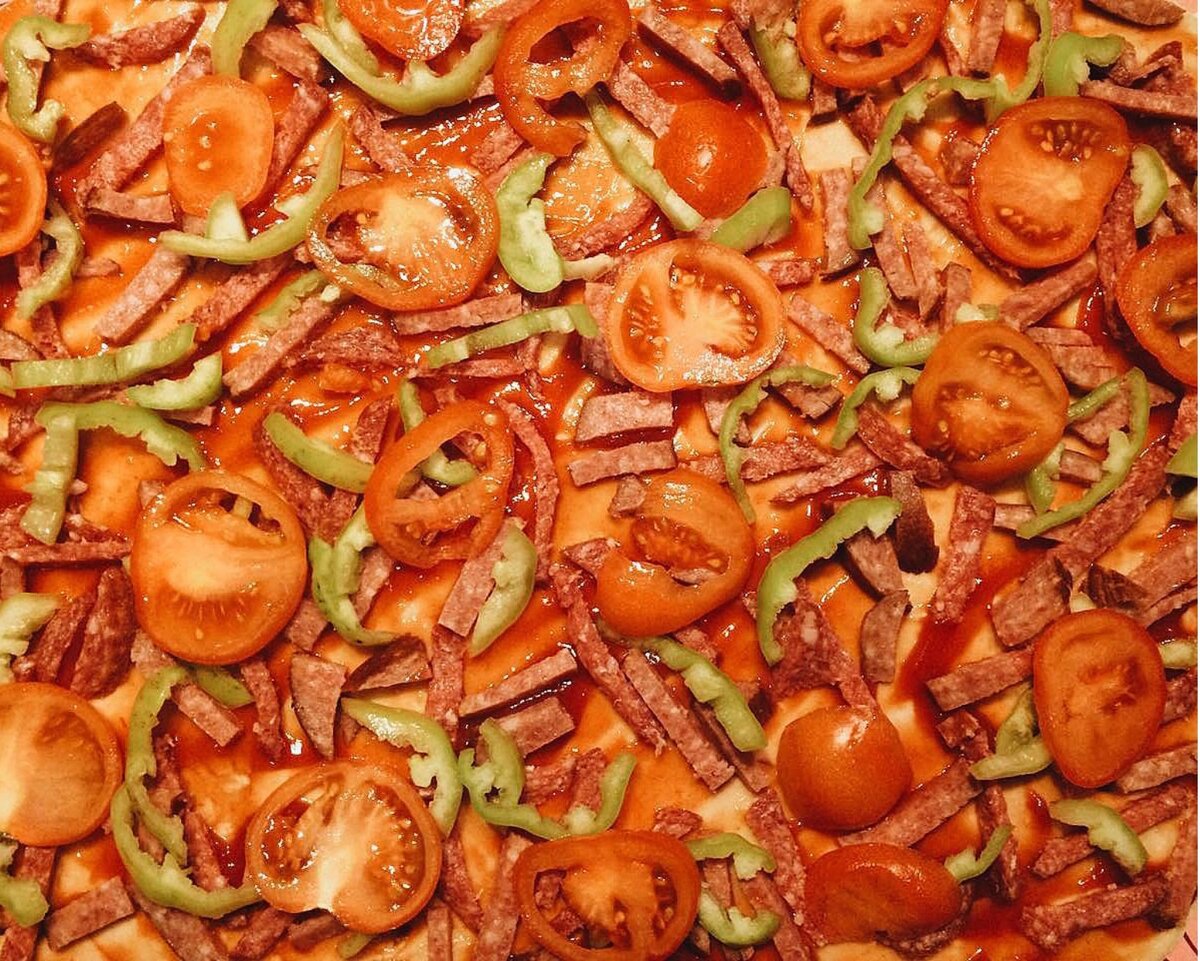 Немножко колбаски, помидор, сыр и кетчуп - уже пицца