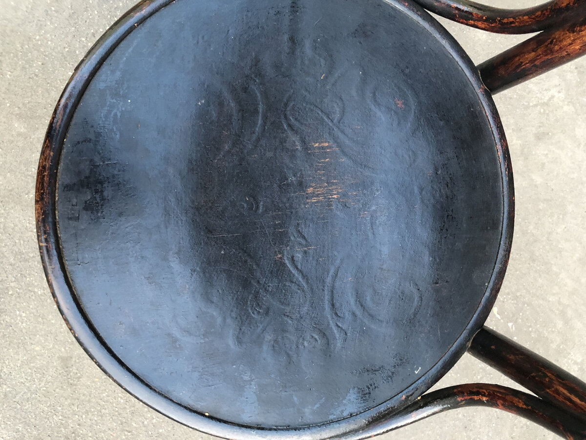 Сохранившееся сидение с рельефом, нанесенным методом термопластики.