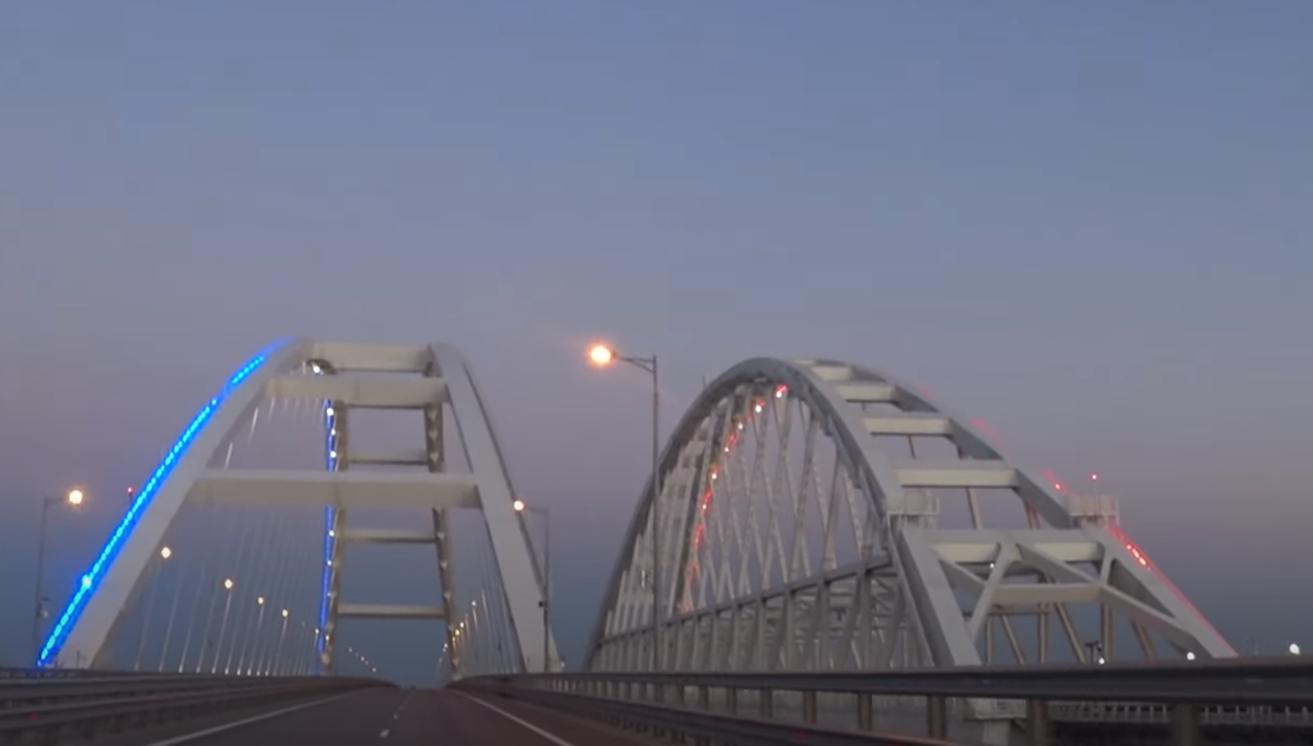 арки моста вечером