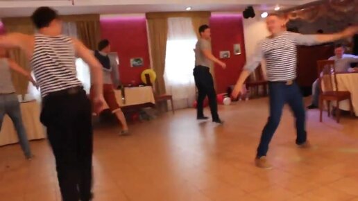 брянские блоггеры. молодой парень зажигает. мальчик зажигает на дискотеке. пьяная олеся в кафе. мальчик зажигает на дискотеке.