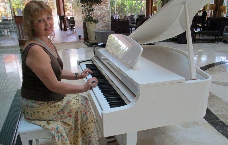Я начала осваивать фортепиано в 61 год. Фото: Женщина после 50