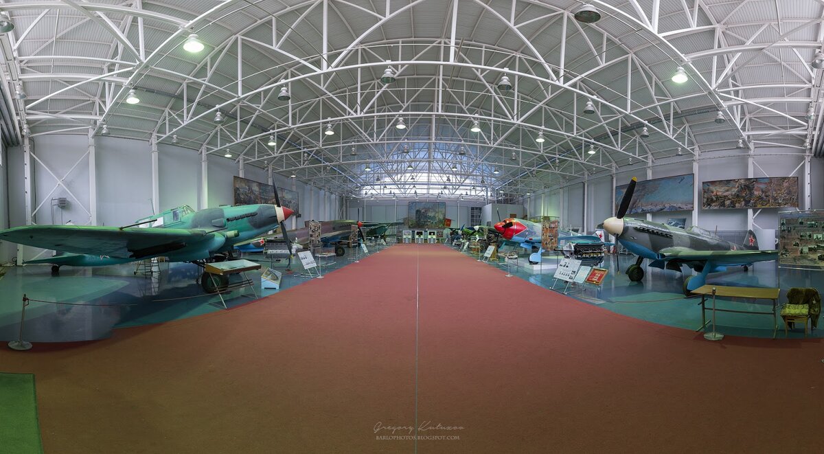 Слева Ил-2, который был  основной целью посещения австрийским гостем музея.