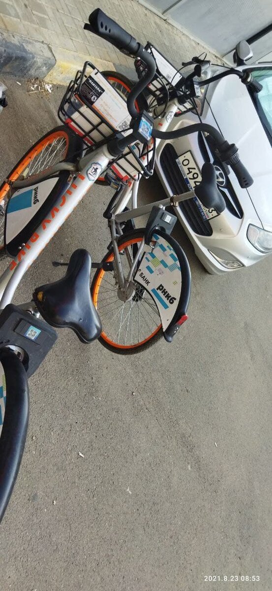 Тут видно блокираторы на заднем колесе и QR коды на руле