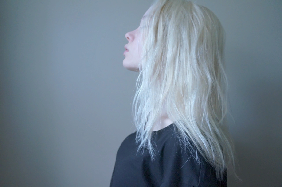 Типичный пример тонких и редких волос, на которые наверняка скажут «Обесцвечиванием пережгла, лечить надо». Хотя здесь прекрасно видно, что волосы мягкие и в хорошем состоянии, просто они такие от природы