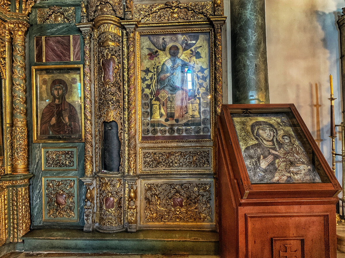 Χτισμένο στον τοίχο είναι μέρος μιας κολόνας μαστίγωσης με ένα διατηρημένο τμήμα του δακτυλίου στο οποίο ήταν δεμένος ο Ιησούς.  Φωτογραφία του συγγραφέα