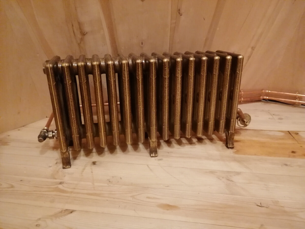 Установка чугунного дизайн радиатора, и обвязка медной трубой viega. Хотите заказать качественный монтаж отопления? Звоните 89261460391 (Москва, и Московская область) 