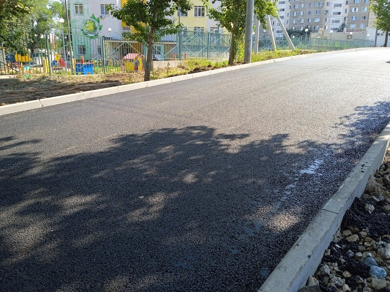 Энгельс дорогой ремонт. Дороги возле школ. Дорога около школы. Тротуар у дороги. Водосток рядом с дорогой.