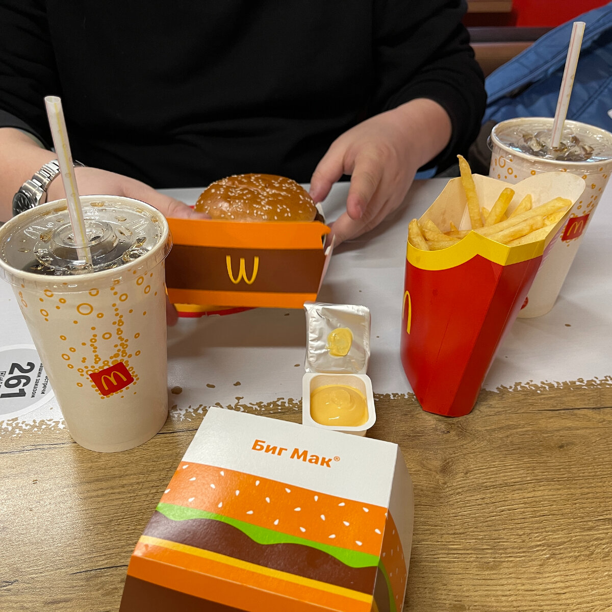 1. МакДоналдс в Домодедово; 2. Еда в S7.