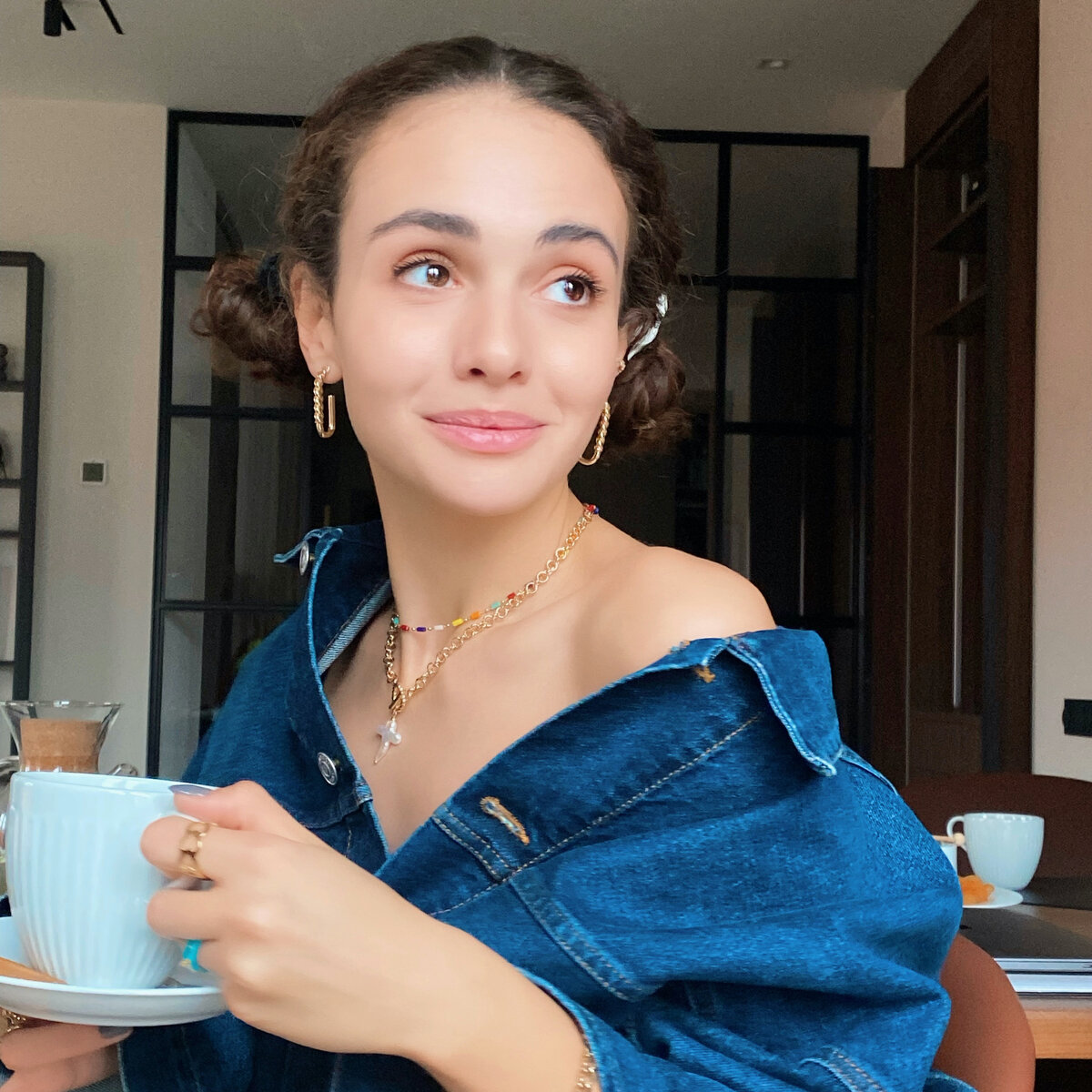 Привет, я Элли! И я обожаю пить кофе дома и заваривать его самой.