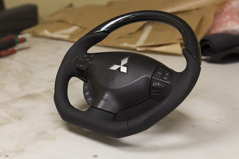 Анатомический руль Mitsubishi Outlander XL с декором под карбон