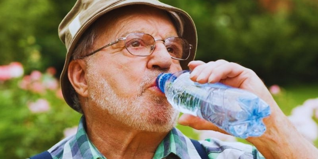 Жидки будут пить. Дедушка пьет воду. Старик пьет воду. Пожилой мужчина пьет воду.