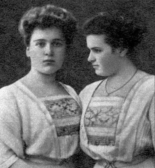 Вера(справа) и Мария Мухины