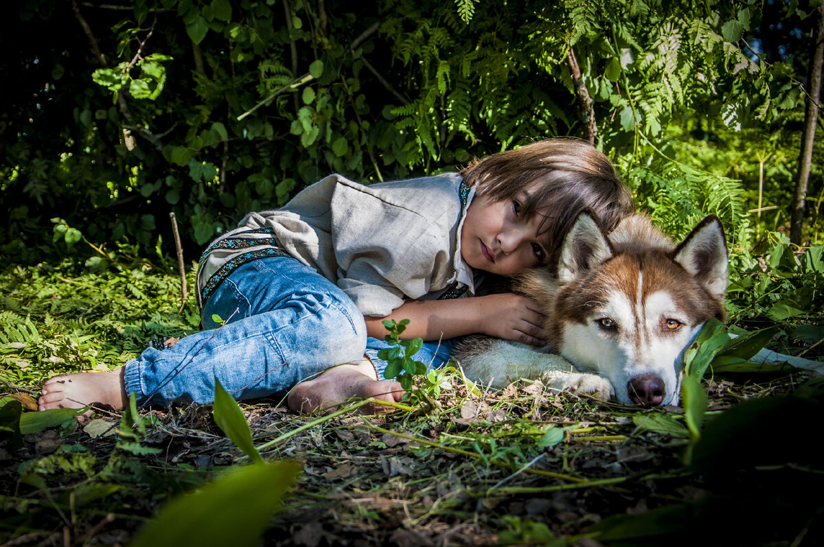 Сын и наш пёс в лесу