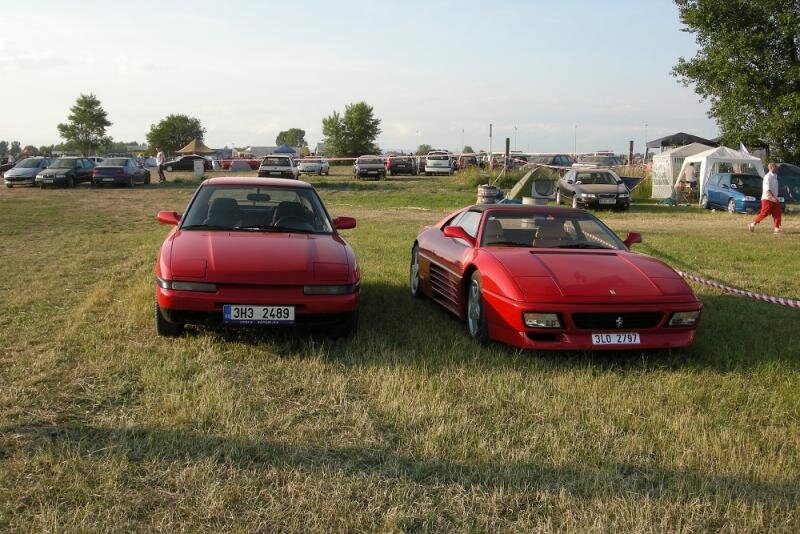 В детстве я думал что все тачки имеющие "слепые" фары - это одна марка) Источник: yandex.ru