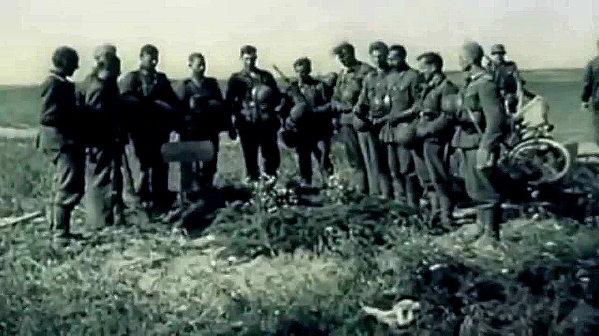 Немцы хоронят русского солдата (https://clck.ru/dgiCz)