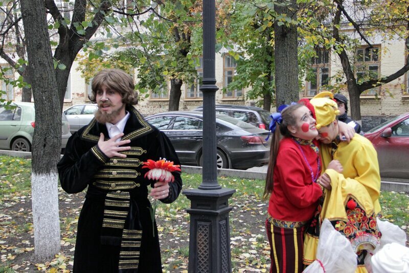 Театрализованное представление на «Софьюшкиной алее», ведущей к дому-музею, состоявшееся на XXVIII Международном Аксаковском празднике в 2018 году.