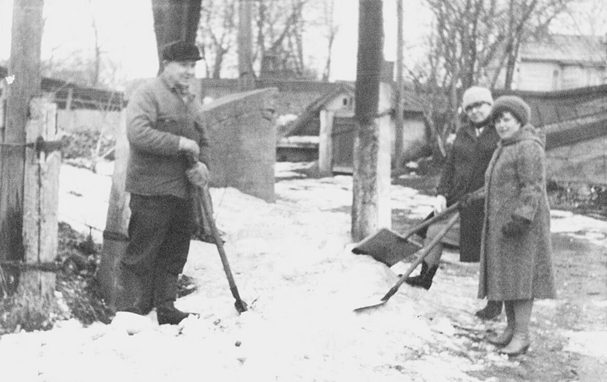 В советские годы мы знали «в лицо» своих дворников и почтальонов. Сейчас  стало по-другому | Сокровища барахолки | Дзен