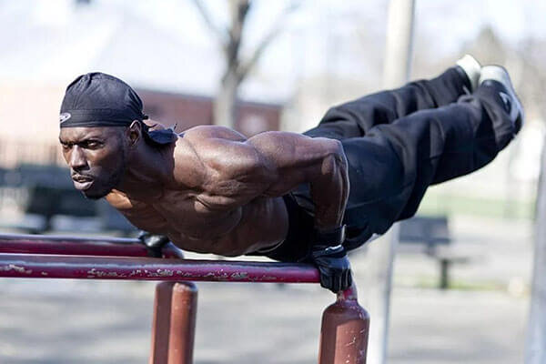 
В своих роликах про воркаут Ганнибал Кинг говорит, что главное – стойкость, и, в принципе, более ничего не нужно. Он тренируется каждый день, без отдыха и перерывов. При этом программа тренировок Ганнибала Кинга заточена вокруг тех самых «круговых упражнений». Спортсмен избегает спортзалов, тем не менее старается, чтобы с каждым новым днем, он становился лучше, чем вчера. Он работает на износ, на максимум своих возможностей. То есть, у него нет привычной системы «подход-отдых», вместо этого он отдыхает тогда, когда считает, что это необходимо.