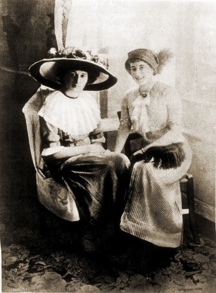 Анна Ахматова с подругой в Италии, 1912 год. Юбки НЕ узкие.