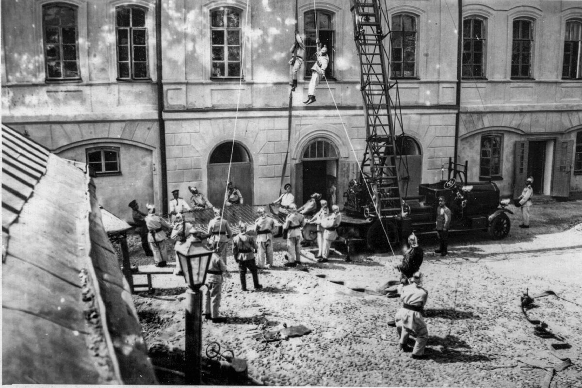 Тренировка московских пожарных в начале XX века