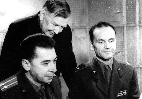 Михаил Тихонравов (стоит), Олег Гурко и Игорь Яцунский. Источник: cosmic.lib33.ru