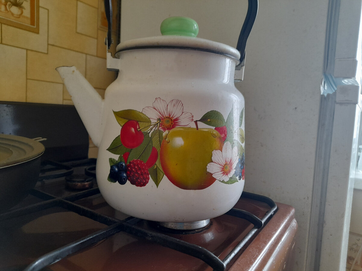 Старенький, но любимый чайник