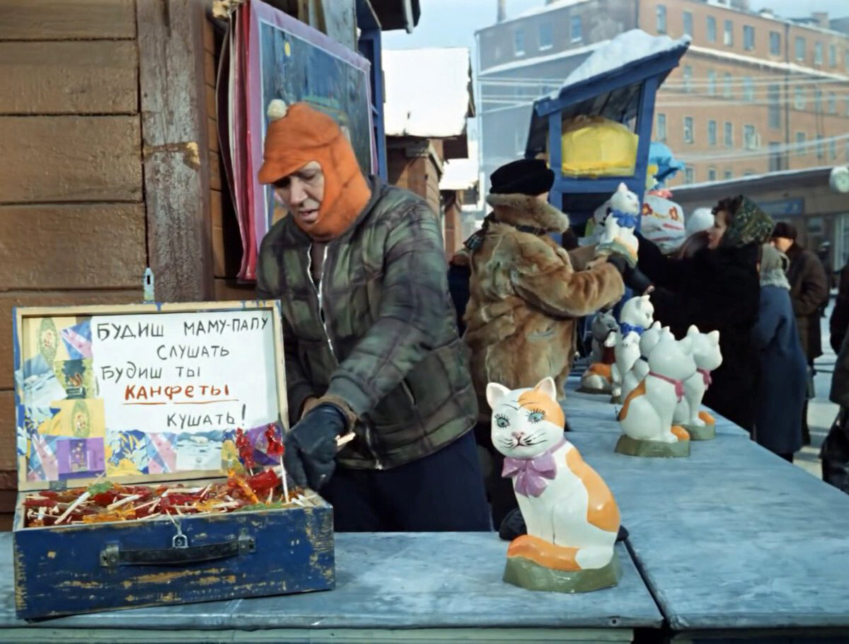 Несколько эпизодов фильма "Операция Ы" были сняты на Тишинском рынке