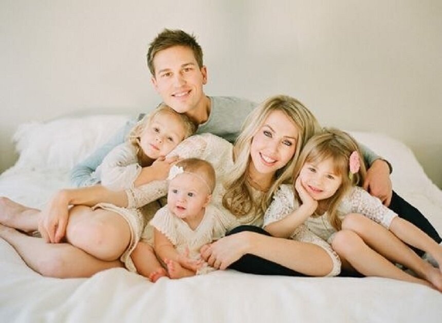 У жены две семьи. Фотография семьи. Фотосессия с тремя детьми. Счастливая семья с двумя детьми. Фотосессия семьи с двумя детьми.