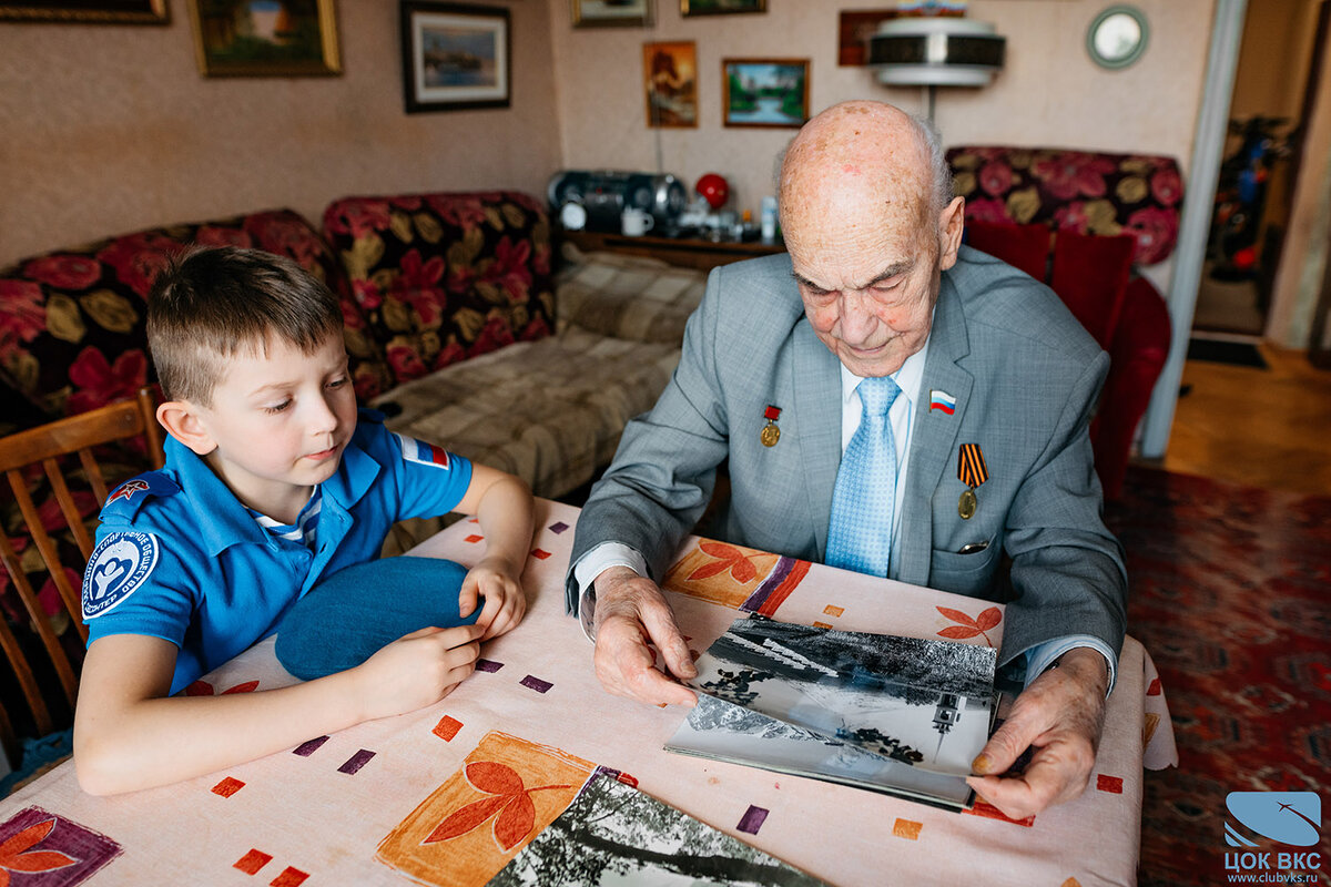 Сотрудники ЦОК ВКС на кануне Дня Победы поздравили ветеранов Великой Отечественной войны на дому с наступающим праздником