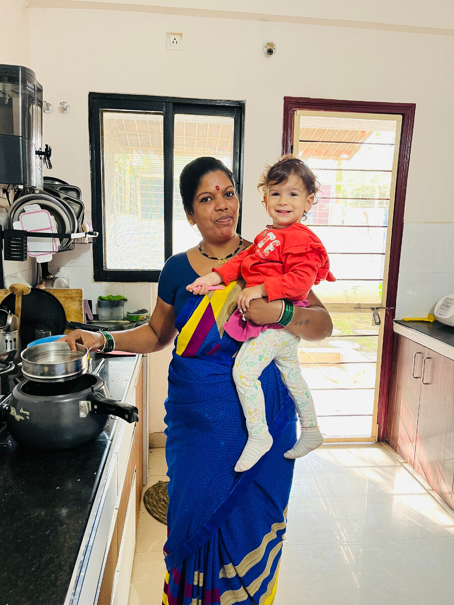 Когда выбирала фотографии для поста, поняла, что фото кухарки у меня только с дочкой. Они очень дружны.