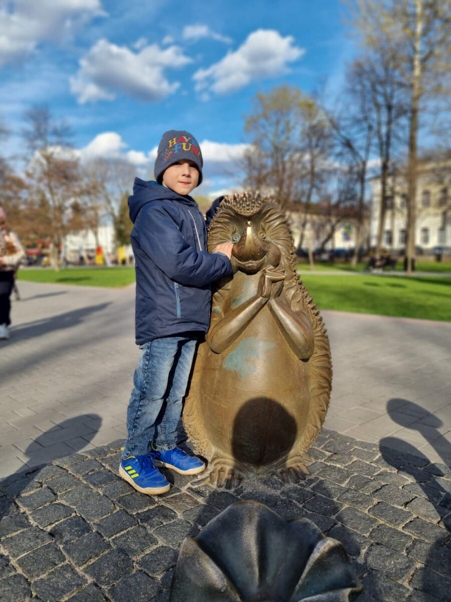 Кирюше очень понравилась фигурка ежика, которая находится рядом с площадкой.