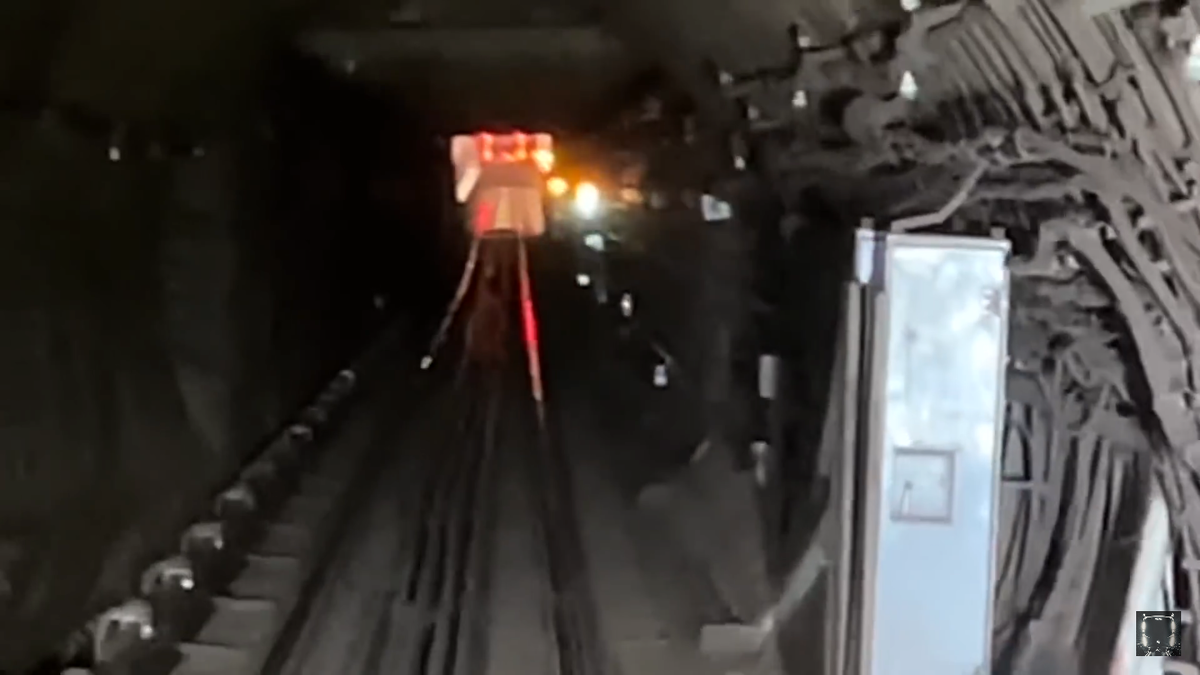 Всем привет, дорогие друзья! Наверняка почти каждый пассажир метро попадал в ситуацию, когда поезд останавливался на некоторое время в тоннеле.
