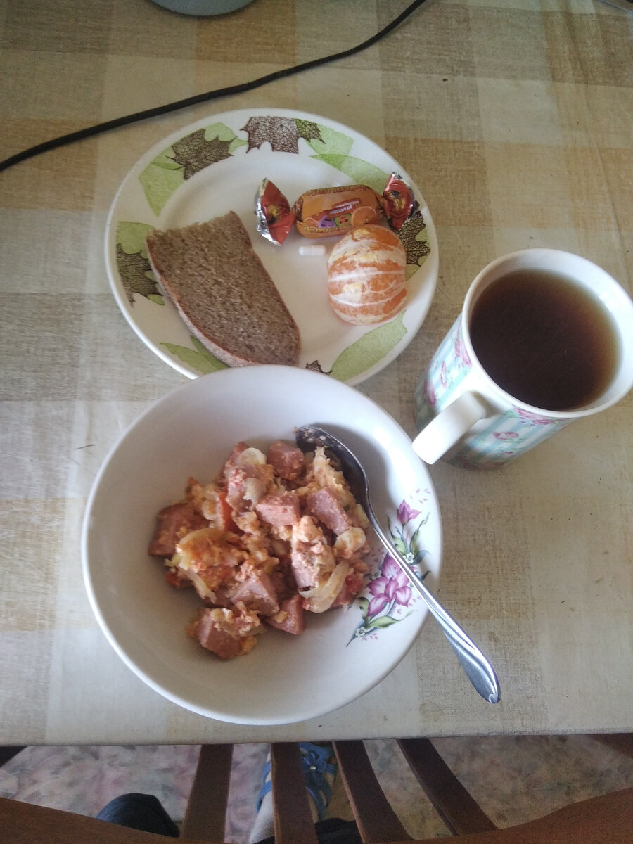 На завтрак яйца с овощами и сарделькой,конфета,чай