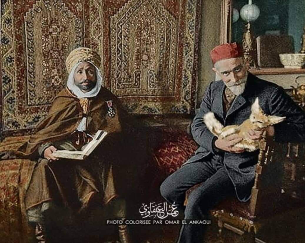 Художник Насреддин Динет держит своего ручного фенека. Рядом с ним его друг Слиман бин Ибрахим. Фото в современной обработке.