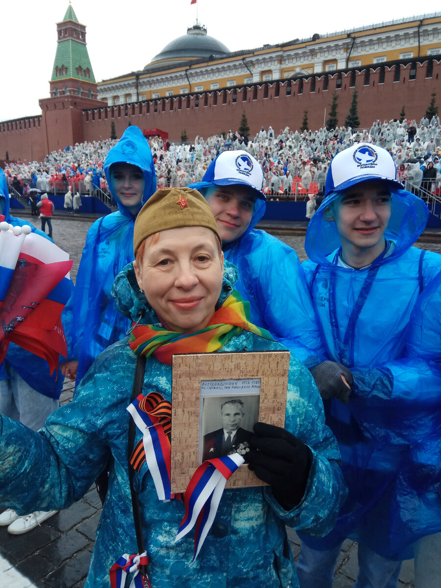 С волонтёрами на Красной площади.