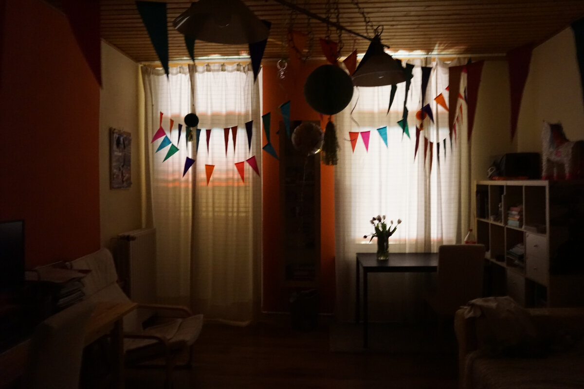 Ночное фото гостиной. Хорошо видно, как ярко светится вывеска дёнерной.