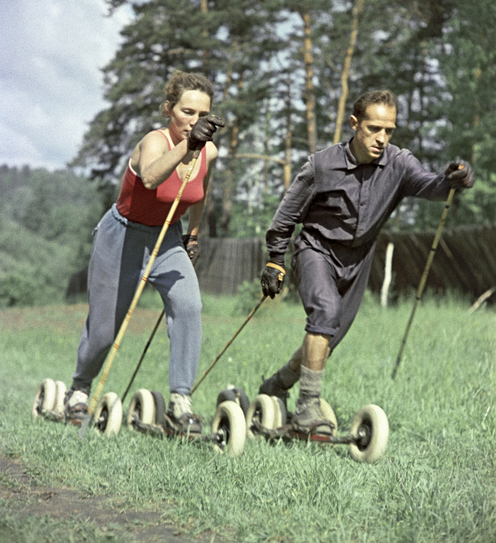 Советские лыжники, олимпийские чемпионы, заслуженные мастера спорта СССР Алевтина и Павел Колчины (1964 год)