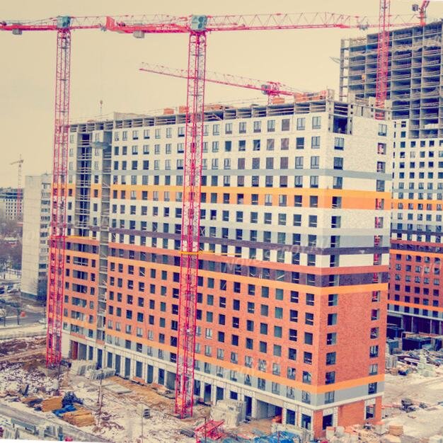 За окном идет стройка - работает кран