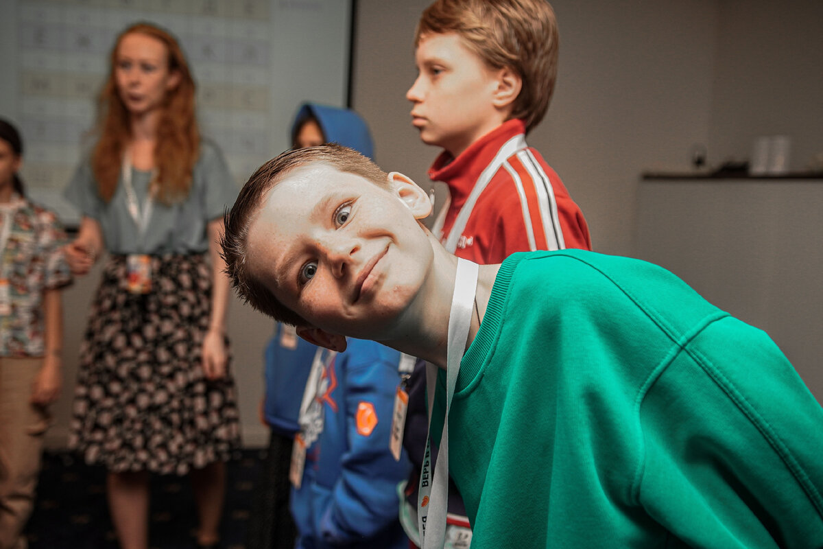 На фото - участники программного лагеря “Нейродетектив”. Мы сообща устанавливаем правила: что, когда и как делать, чтобы начать формировать полезную привычку.