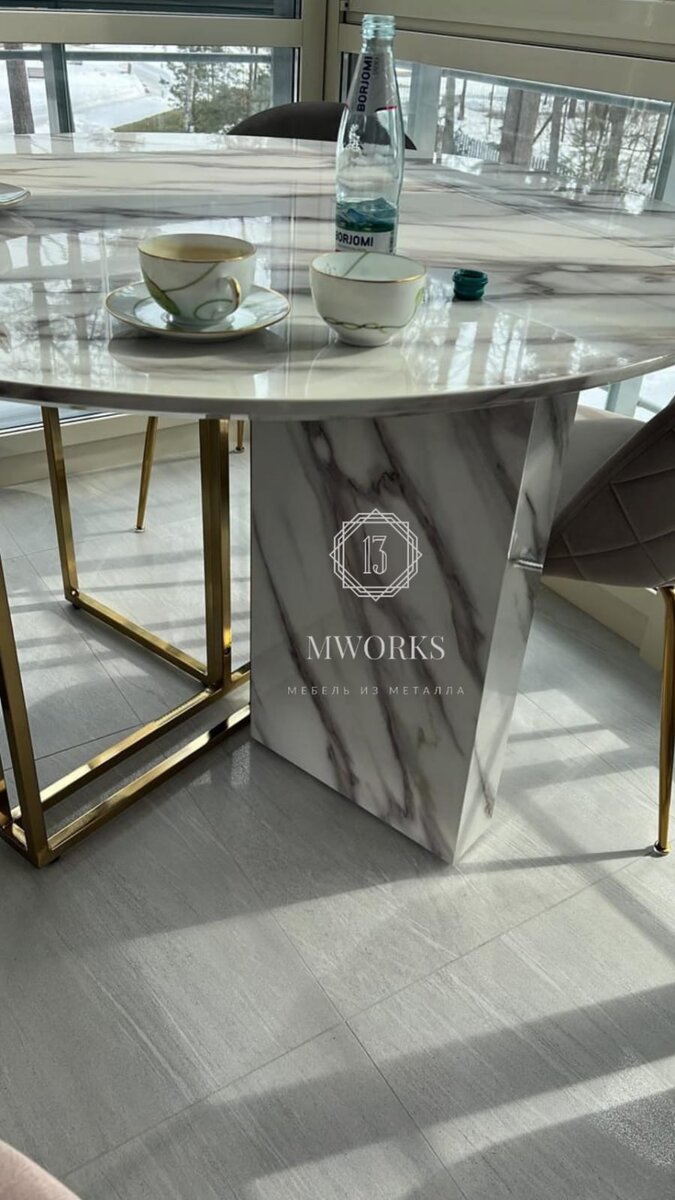 Основание под столешницу - латунь, столешница - мрамор.
