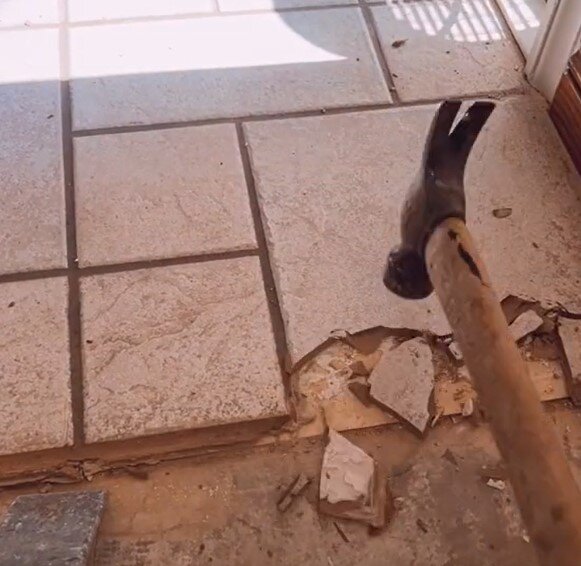 Когда бьем по плитке молотком сверху