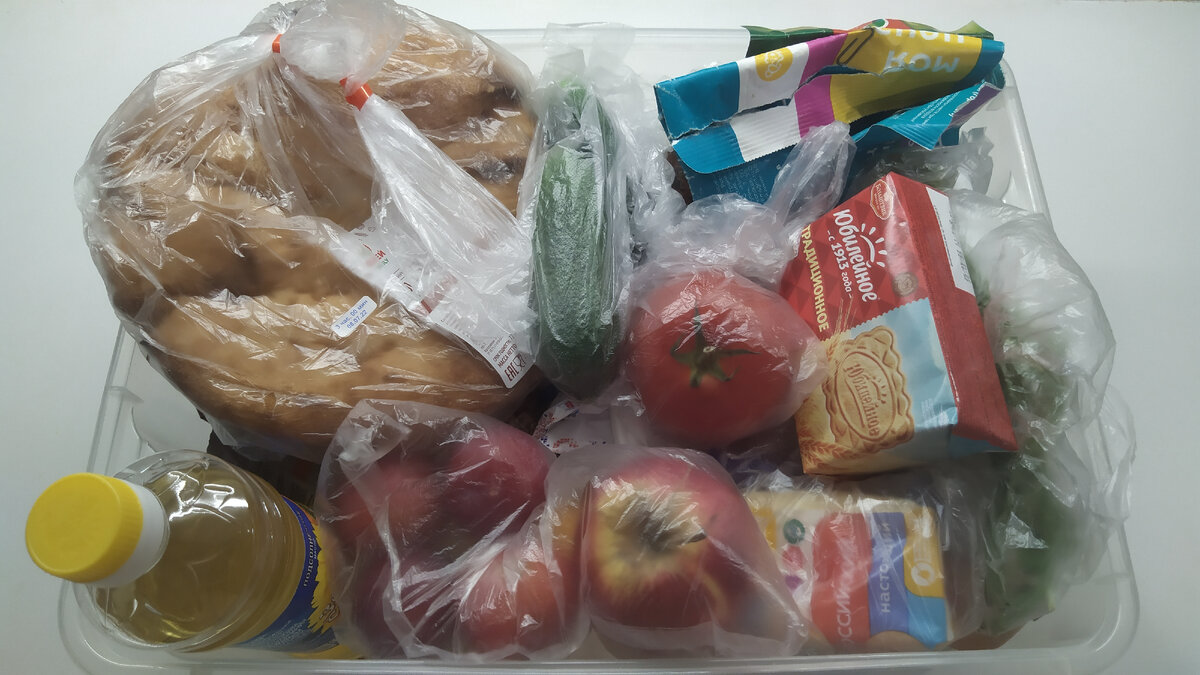 В коробочке много всего вкусного