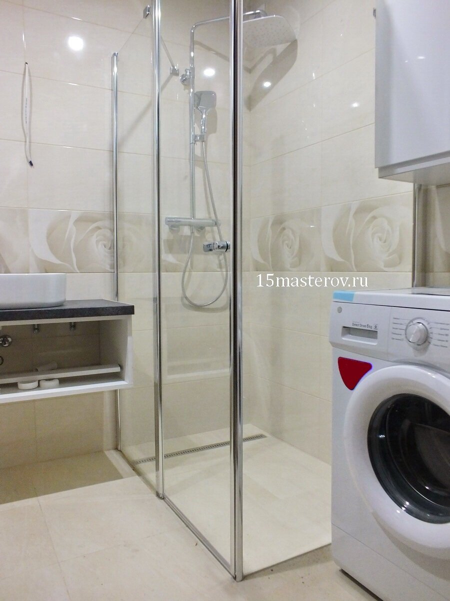 Душевой поддон без бортиков со стеклянной перегородкой с дверью