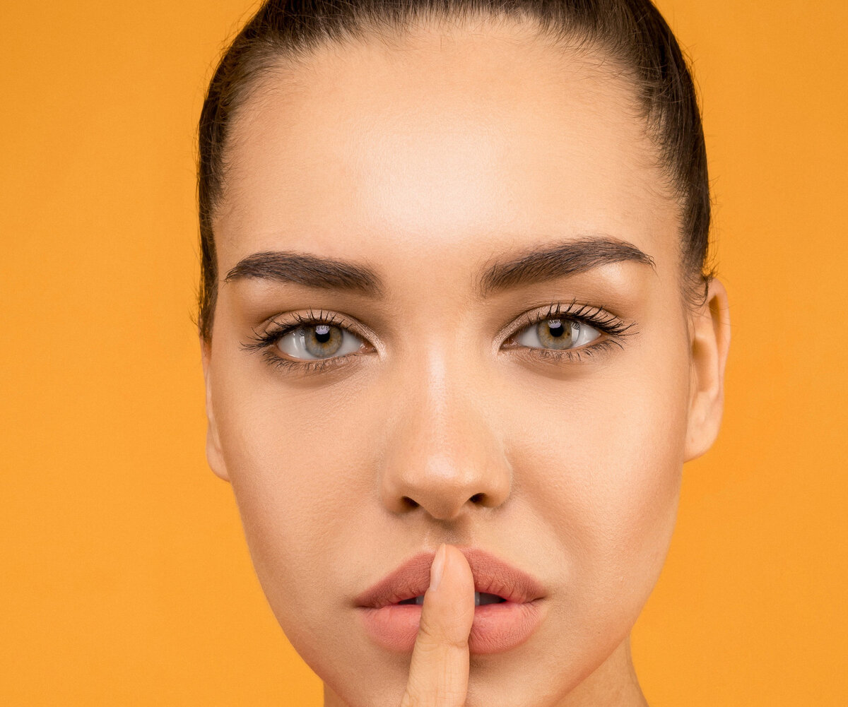     Бьюти-лайфхак из TikTok, который работает: «невидимый» макияж, увеличивающий губы
