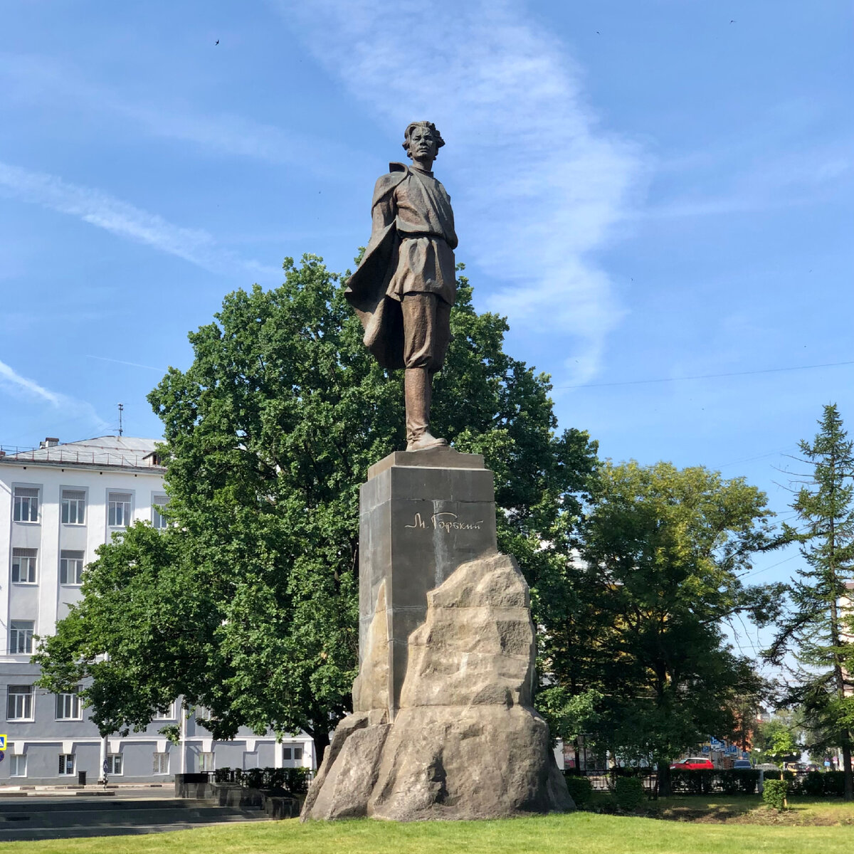 Памятник горькому в нижнем новгороде на площади горького