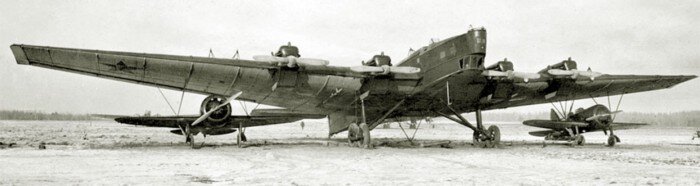 Звено-СБП в составе тяжелых бомбардировщиков Туполев ТБ-3 и двух легких истребителей Поликарпов И-16 (Изображение: airpages.ru)