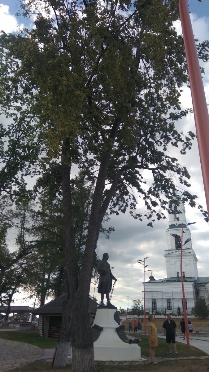 Город Сысерть. Памятник Турчанинову.  Храм Симеона Богоприимца и Анны Пророчицы